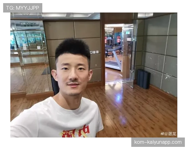 谌龙训练完直接啃鸡腿，这自律人设是不是有点绷不住了？